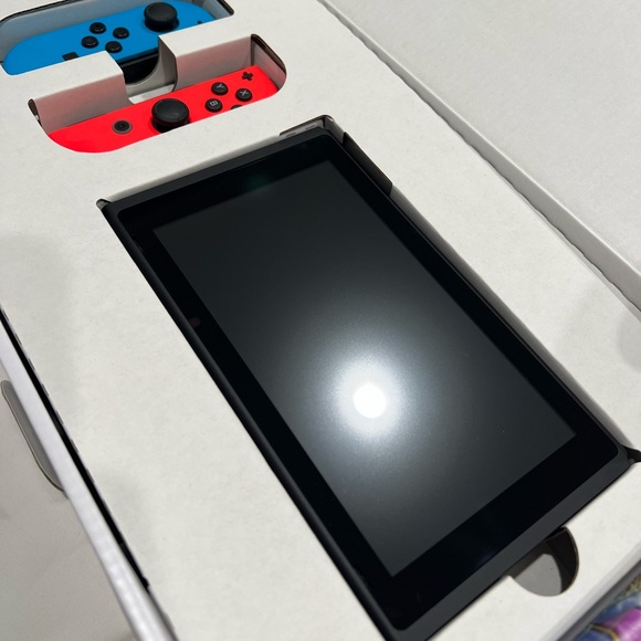 Nintendo Switch - Picture 1 of 7